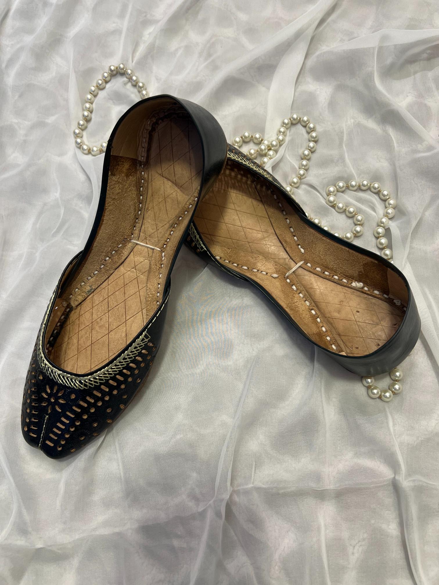 Noor Black Khussa
