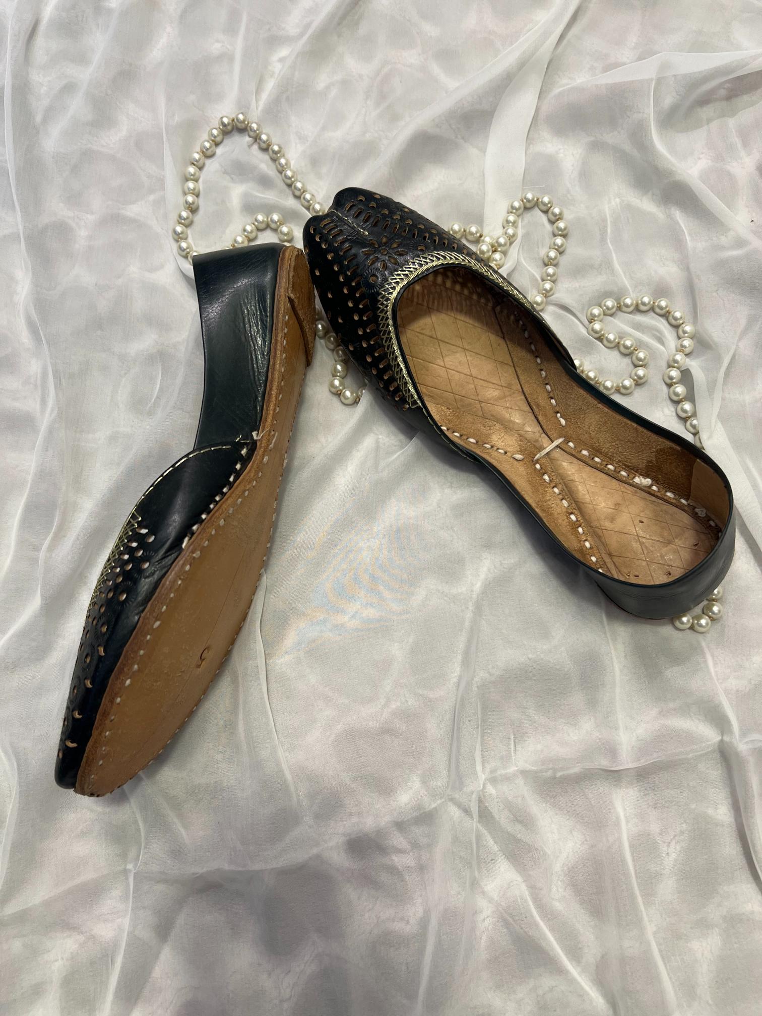 Noor Black Khussa